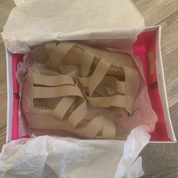 NWT ISAAC MIZRAHI LEATHER TAUPE SKYLER SANDALS 7.5 - Picture 4 of 7